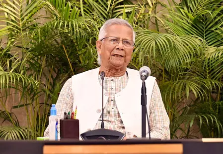 यूनुस की गलत नीतियों से बांग्लादेश के लिए अंतरराष्ट्रीय व्यापार में बढ़ रहीं चुनौतियां यूनुस की गलत नीतियों से बांग्लादेश के लिए अंतरराष्ट्रीय व्यापार में बढ़ रहीं चुनौतियां