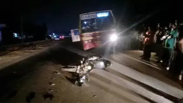 Alappuzha में KSRTC बस ने बाइक को टक्कर मार दी, जिसमें दो युवकों की मौत हो गई Alappuzha में KSRTC बस ने बाइक को टक्कर मार दी, जिसमें दो युवकों की मौत हो गई