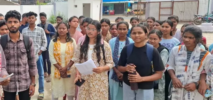 शराब दुकान को हटवाने कलेक्ट्रेट पहुंचे कॉलेज स्टूडेंट्स, उग्र आंदोलन की चेतावनी दी शराब दुकान को हटवाने कलेक्ट्रेट पहुंचे कॉलेज स्टूडेंट्स, उग्र आंदोलन की चेतावनी दी