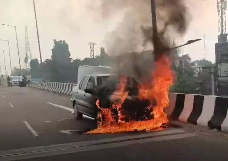 Phagwara फ्लाईओवर पर कार में आग लग गई, परिवार बाल-बाल बचा Phagwara फ्लाईओवर पर कार में आग लग गई, परिवार बाल-बाल बचा