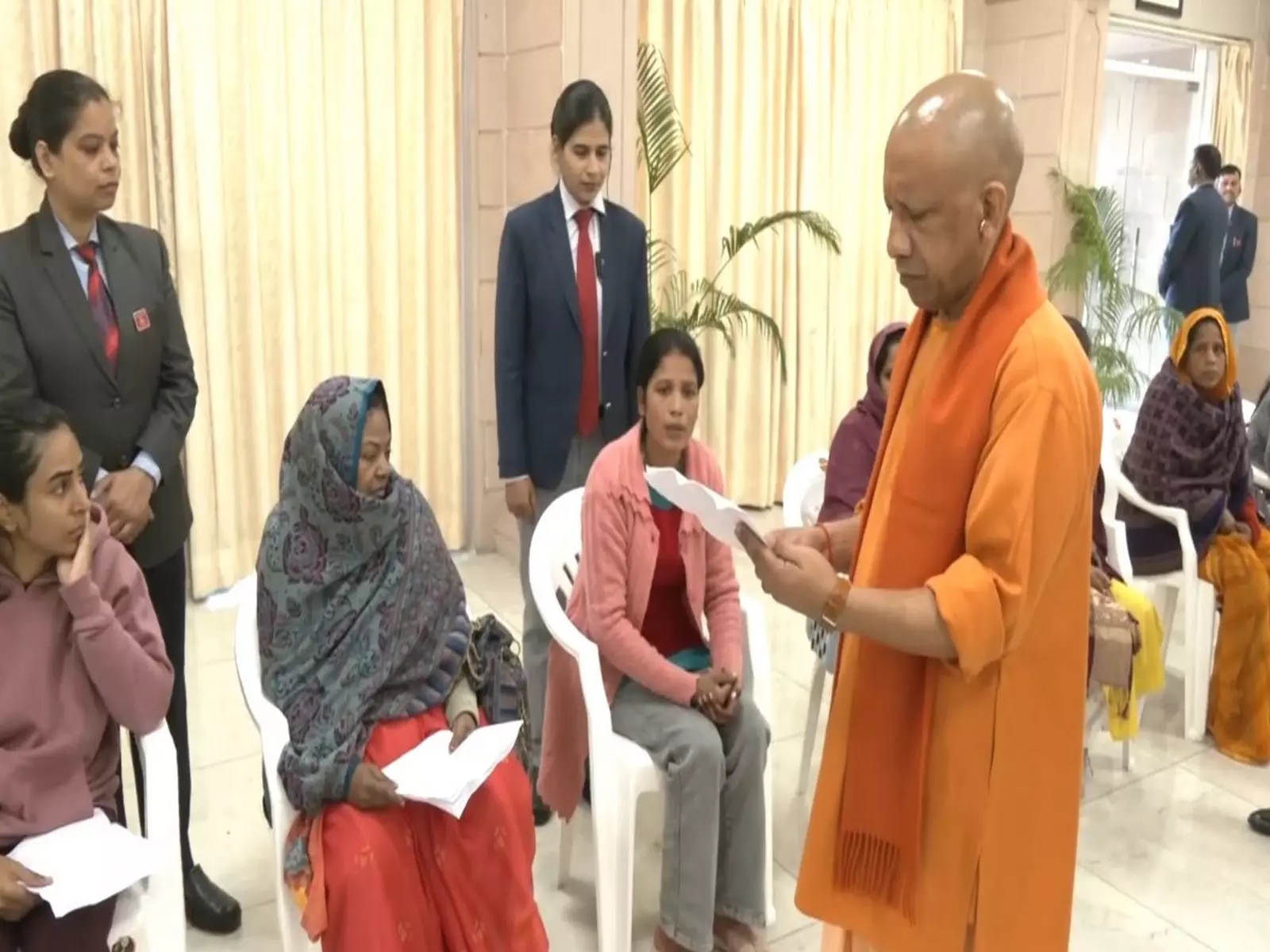 Yogi आदित्यनाथ ने जनता दर्शन में शिकायतों का किया समाधान Yogi आदित्यनाथ ने जनता दर्शन में शिकायतों का किया समाधान