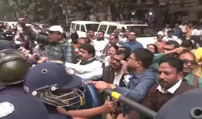 बंगाल में पोलिंग बूथ लेवल अधिकारियों का विरोध.. SIR के काम के दबाव को लेकर चिंता बंगाल में पोलिंग बूथ लेवल अधिकारियों का विरोध.. SIR के काम के दबाव को लेकर चिंता
