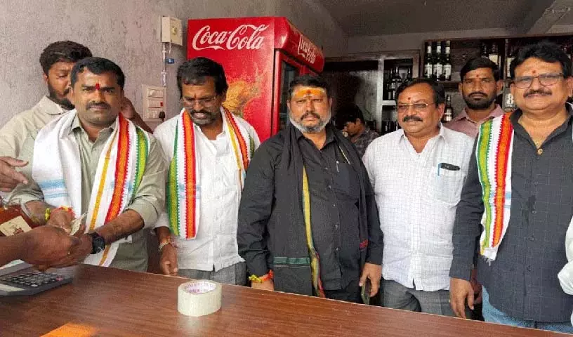 Munugode विधानसभा क्षेत्र में गांव के बाहर शराब की दुकानें Munugode विधानसभा क्षेत्र में गांव के बाहर शराब की दुकानें