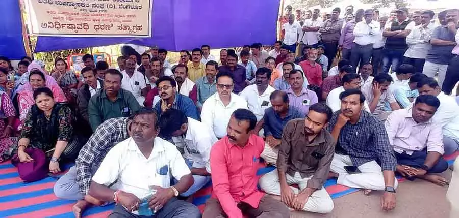 गेस्ट टीचर्स की हालत खराब: स्टूडेंट्स को भी दिक्कतें गेस्ट टीचर्स की हालत खराब: स्टूडेंट्स को भी दिक्कतें