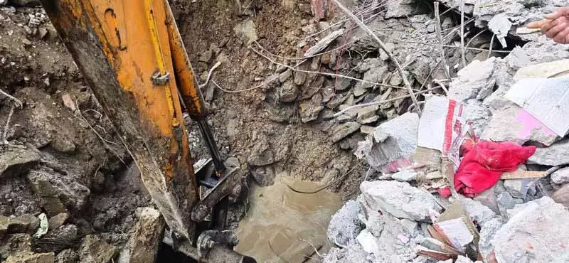 मठ इलाके से रिसाव से Kullu के भीतरी अखाड़ा बाजार के 200 घरों को खतरा मठ इलाके से रिसाव से Kullu के भीतरी अखाड़ा बाजार के 200 घरों को खतरा
