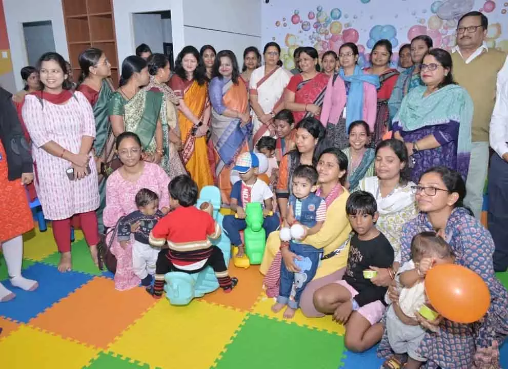Odisha: डिप्टी सीएम ने कामकाजी माता-पिता की मदद के लिए खारवेल भवन में ‘कालिका’ क्रेच का उद्घाटन किया Odisha: डिप्टी सीएम ने कामकाजी माता-पिता की मदद के लिए खारवेल भवन में ‘कालिका’ क्रेच का उद्घाटन किया