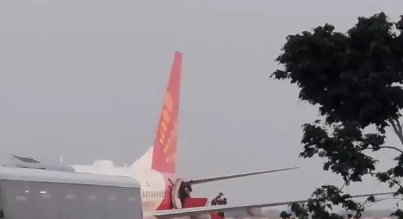 चार्टेड प्लेन से रायपुर पहुंची इंडिया और साउथ अफ्रीका की टीम चार्टेड प्लेन से रायपुर पहुंची इंडिया और साउथ अफ्रीका की टीम
