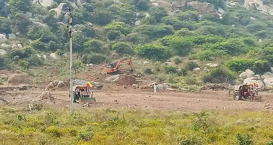 बस्ती बनाने के बहाने पहाड़ी खोदी गई; लोगों में गुस्सा बस्ती बनाने के बहाने पहाड़ी खोदी गई; लोगों में गुस्सा