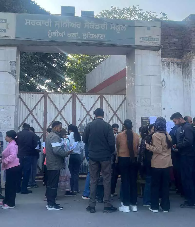PSSSB एग्जाम सेंटर पर गलत नेमप्लेट से कैंडिडेट्स में कन्फ्यूजन पैदा हुआ PSSSB एग्जाम सेंटर पर गलत नेमप्लेट से कैंडिडेट्स में कन्फ्यूजन पैदा हुआ