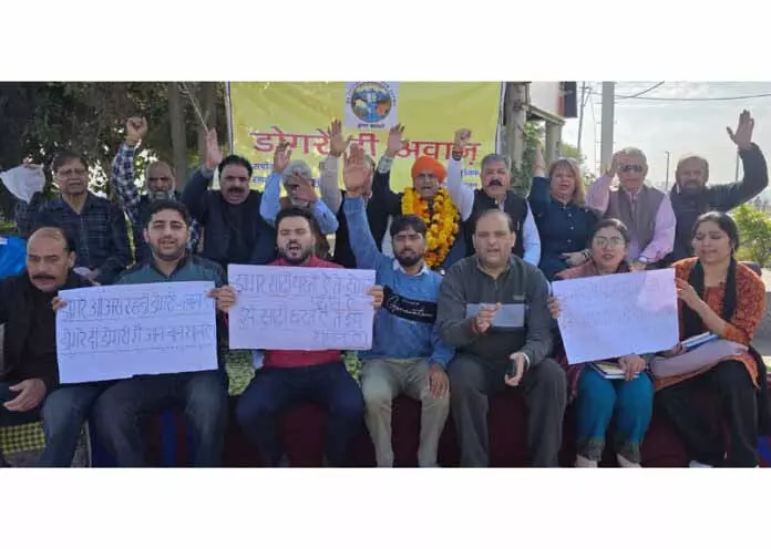 JAMMU: स्कूलों में डोगरी शिक्षा अनिवार्य करने की मांग को लेकर भूख हड़ताल JAMMU: स्कूलों में डोगरी शिक्षा अनिवार्य करने की मांग को लेकर भूख हड़ताल