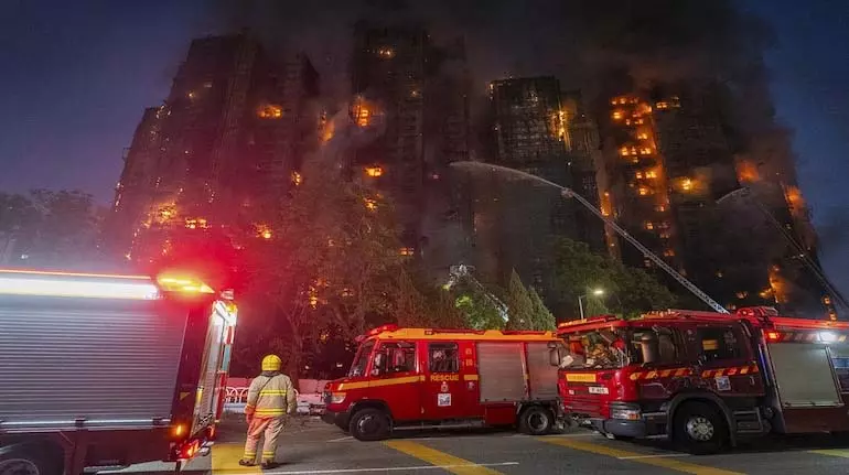 Hong Kong में आग लगने की जांच में मचान की जाली असुरक्षित मिली, गिरफ्तारियां हुईं Hong Kong में आग लगने की जांच में मचान की जाली असुरक्षित मिली, गिरफ्तारियां हुईं
