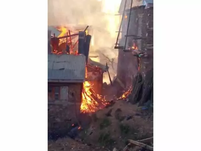 RAMBAN: दो दो मंजिला मकान जलकर खाक, 4 परिवार बेघर RAMBAN: दो दो मंजिला मकान जलकर खाक, 4 परिवार बेघर