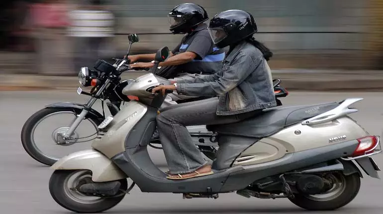 GST 2.0 सुधारों के बाद कपड़ा, दोपहिया वाहनों की खपत में गिरावट GST 2.0 सुधारों के बाद कपड़ा, दोपहिया वाहनों की खपत में गिरावट