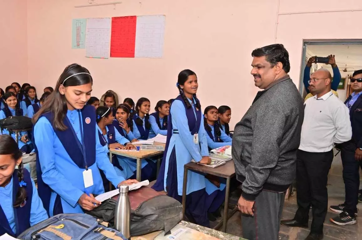 Education Minister गजेन्द्र यादव का आकस्मिक निरीक्षण Education Minister गजेन्द्र यादव का आकस्मिक निरीक्षण