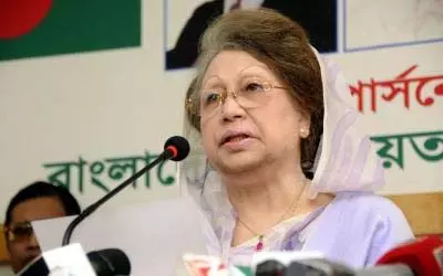 खालिदा जिया की हालत बेहद नाजुक, इलाज के लिए विदेश से आई डॉक्टरों की टीम खालिदा जिया की हालत बेहद नाजुक, इलाज के लिए विदेश से आई डॉक्टरों की टीम