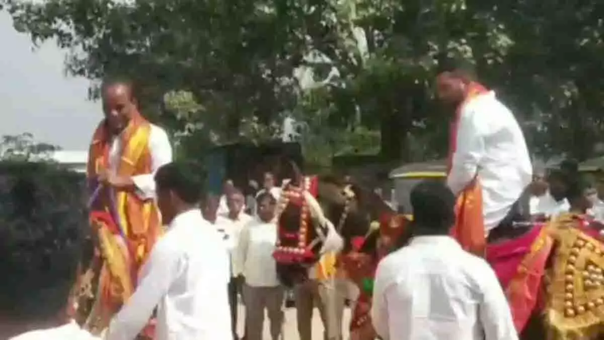 Telangana लोकल बॉडी चुनाव के लिए नॉमिनेशन फाइल करने घोड़े पर आया आदमी Telangana लोकल बॉडी चुनाव के लिए नॉमिनेशन फाइल करने घोड़े पर आया आदमी