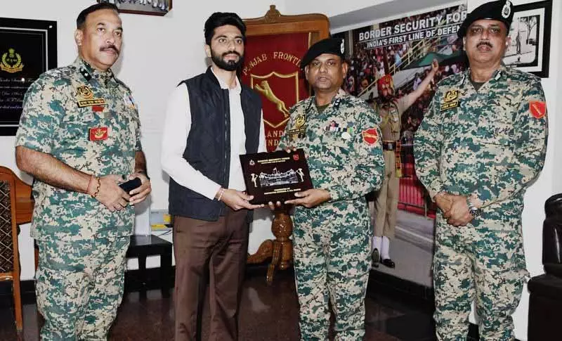 BSF ने अटारी में ‘बॉर्डरमैन मैराथन-2026’ के लिए दूसरा कर्टेन-रेजर जारी किया BSF ने अटारी में ‘बॉर्डरमैन मैराथन-2026’ के लिए दूसरा कर्टेन-रेजर जारी किया