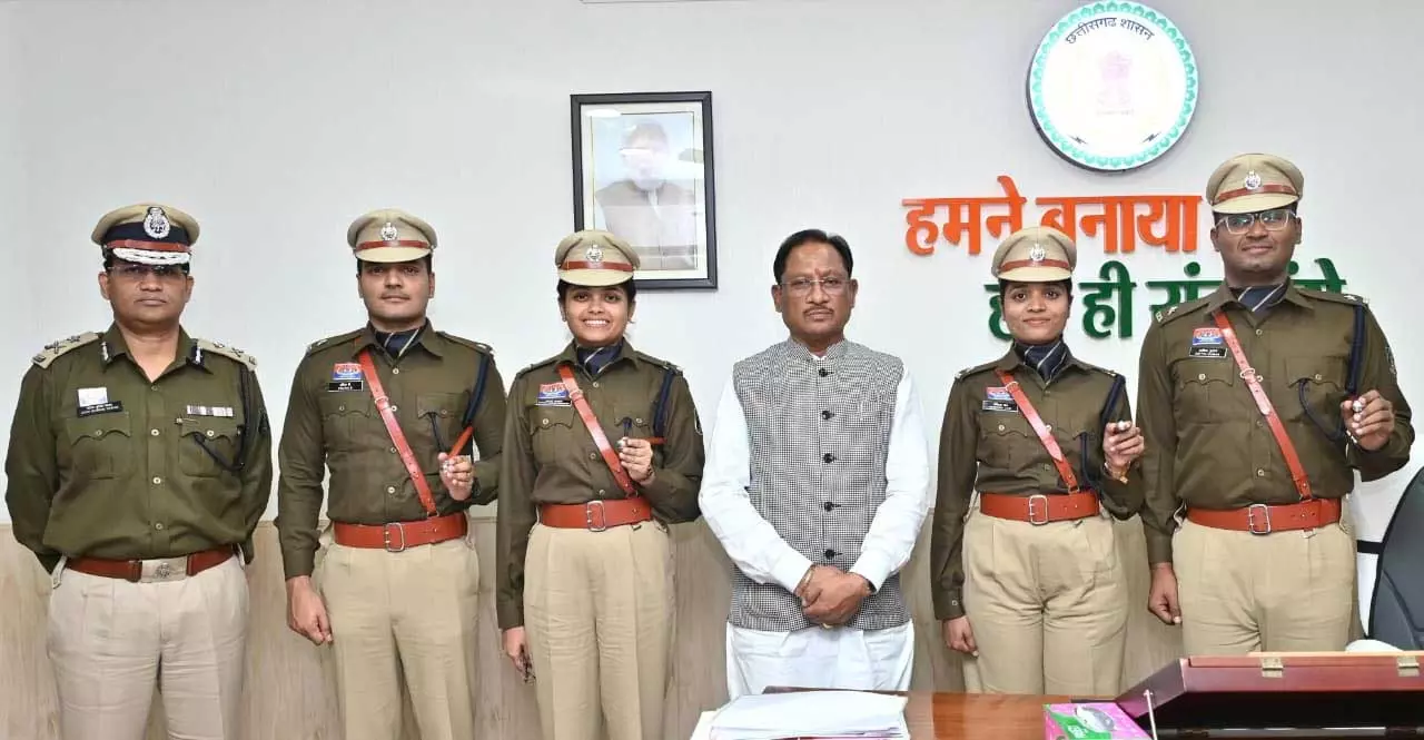 मुख्यमंत्री विष्णुदेव साय से प्रशिक्षु IPS अधिकारियों ने की सौजन्य भेंट मुख्यमंत्री विष्णुदेव साय से प्रशिक्षु IPS अधिकारियों ने की सौजन्य भेंट