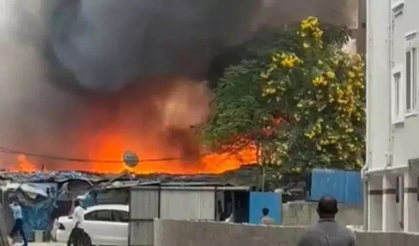 Hyderabad के चंदा नगर में आग लगने से 30 झोपड़ियां जलकर खाक हो गईं Hyderabad के चंदा नगर में आग लगने से 30 झोपड़ियां जलकर खाक हो गईं