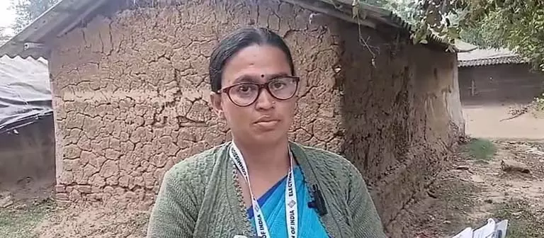 बिना किसी हाथ की उंगली के, BLO दीदी सोनाली का SIR 99 परसेंट पूरा हो गया बिना किसी हाथ की उंगली के, BLO दीदी सोनाली का SIR 99 परसेंट पूरा हो गया