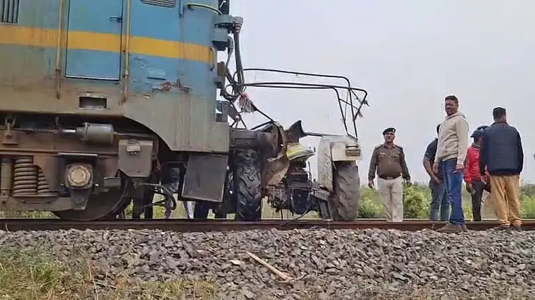 Asansol में बड़ा हादसा, ट्रैक्टर मालगाड़ी से टकराया, ड्राइवर की मौत Asansol में बड़ा हादसा, ट्रैक्टर मालगाड़ी से टकराया, ड्राइवर की मौत