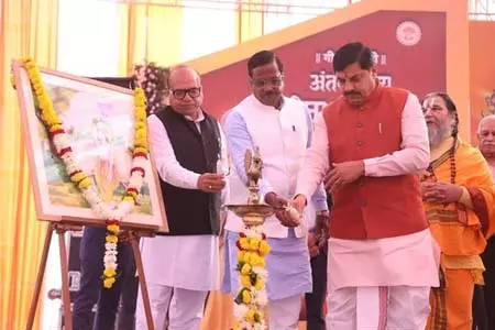 मध्य प्रदेश में 11 हजार कृष्ण भक्तों ने एक स्वर में किया गीता पाठ मध्य प्रदेश में 11 हजार कृष्ण भक्तों ने एक स्वर में किया गीता पाठ