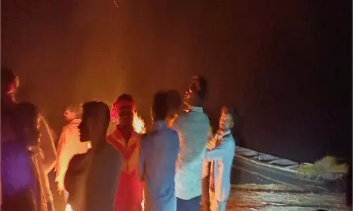 Bihar: नावों की टक्कर से पलटी छोटी नाव,15 लोग डूबे, दो बच्चियां लापता