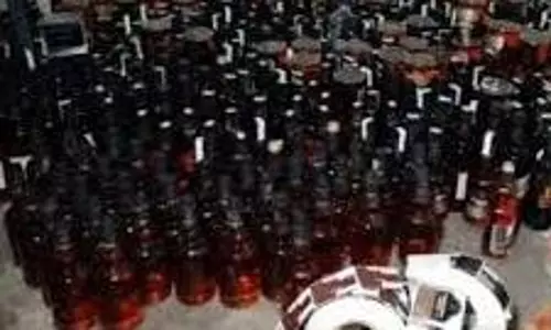 Jharkhand: 45 लाख की अवैध शराब जब्त, पुलिस ने 4 लोगों को दबोचा