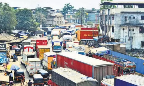 Bhiwandi में एक के बाद एक सड़क हादसों में दो बच्चों की मौत से लोगों में गुस्सा भड़क गया Bhiwandi में एक के बाद एक सड़क हादसों में दो बच्चों की मौत से लोगों में गुस्सा भड़क गया