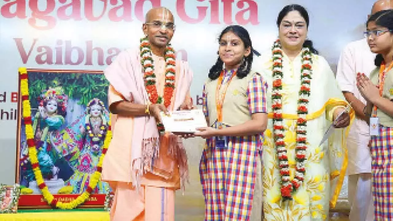 हरे कृष्ण स्वर्ण मंदिर में सामूहिक पाठ के साथ गीता जयंती मनाई गई हरे कृष्ण स्वर्ण मंदिर में सामूहिक पाठ के साथ गीता जयंती मनाई गई