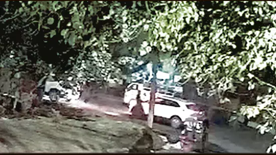 Chandigarh की सड़कों पर गैंगवार: सेक्टर 26 में कार के अंदर बिश्नोई के साथी की गोली मारकर हत्या Chandigarh की सड़कों पर गैंगवार: सेक्टर 26 में कार के अंदर बिश्नोई के साथी की गोली मारकर हत्या