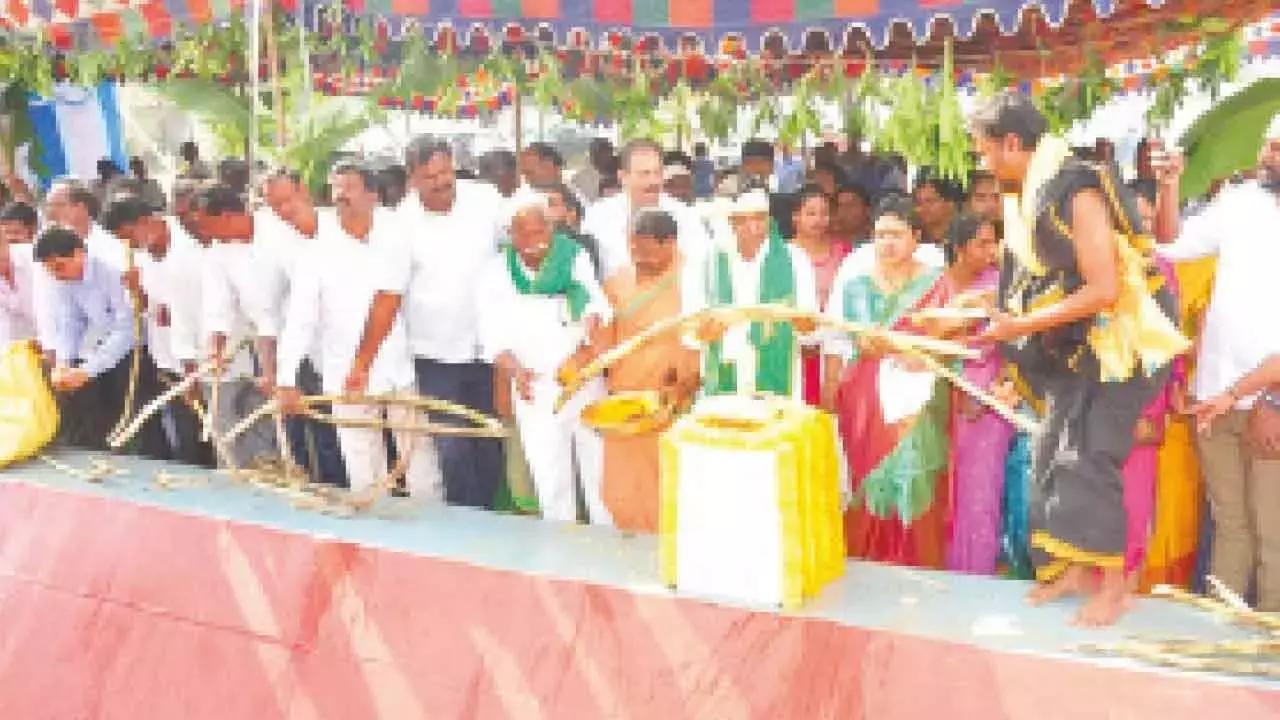 तेलंगाना: गन्ना पेराई सत्र का उद्घाटन