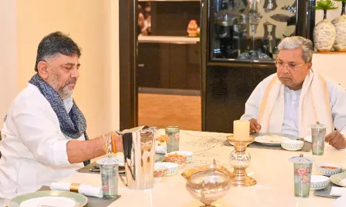 Karnataka में कांग्रेस नेतृत्व की कवायद, सिद्धारमैया–शिवकुमार की मुलाकात सुर्खियों में