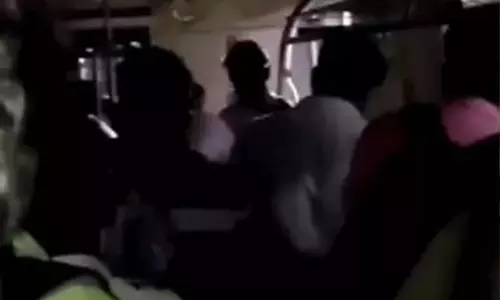 Chennai मेट्रो ट्रेन टनल के अंदर रुकी, यात्रियों को ट्रैक पर चलना पड़ा Chennai मेट्रो ट्रेन टनल के अंदर रुकी, यात्रियों को ट्रैक पर चलना पड़ा