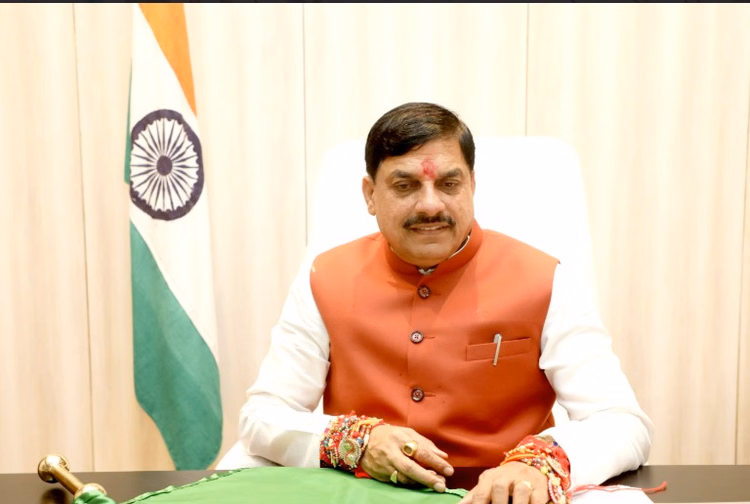 Bhopal: मुख्यमंत्री डॉ. यादव ने जताया परिक्रमावासियों के प्रति आदर Bhopal: मुख्यमंत्री डॉ. यादव ने जताया परिक्रमावासियों के प्रति आदर