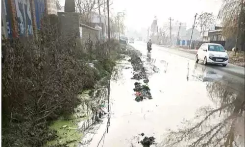 Baramulla जाम नाले ने कनिसपोरा हाईवे को दुर्घटना क्षेत्र बना दिया