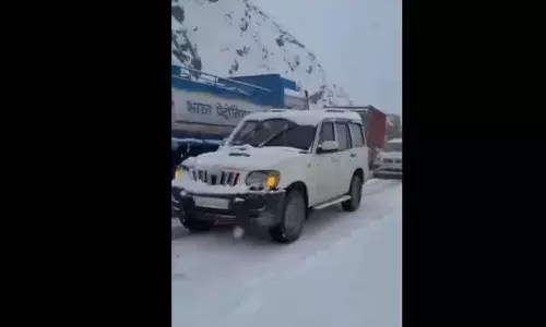 ज़ोजिला दर्रे में ताज़ा बर्फबारी, बादलों से Kashmir में ठंड में कमी ज़ोजिला दर्रे में ताज़ा बर्फबारी, बादलों से Kashmir में ठंड में कमी
