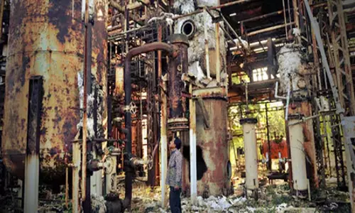 भोपाल गैस त्रासदी: वो भयानक रात जब लड़खड़ाते लोग अपने लिए मांगने लगे मौत, दुनिया की सबसे भयानक औद्योगिक आपदा की कहानी भोपाल गैस त्रासदी: वो भयानक रात जब लड़खड़ाते लोग अपने लिए मांगने लगे मौत, दुनिया की सबसे भयानक औद्योगिक आपदा की कहानी