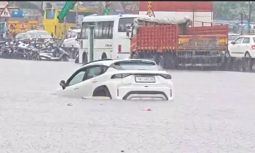 साइक्लोन दितवाह हाइलाइट्स, स्टेशनरी डिप्रेशन से चेन्नई में और बारिश, TN के चार जिलों में रेड अलर्ट साइक्लोन दितवाह हाइलाइट्स, स्टेशनरी डिप्रेशन से चेन्नई में और बारिश, TN के चार जिलों में रेड अलर्ट