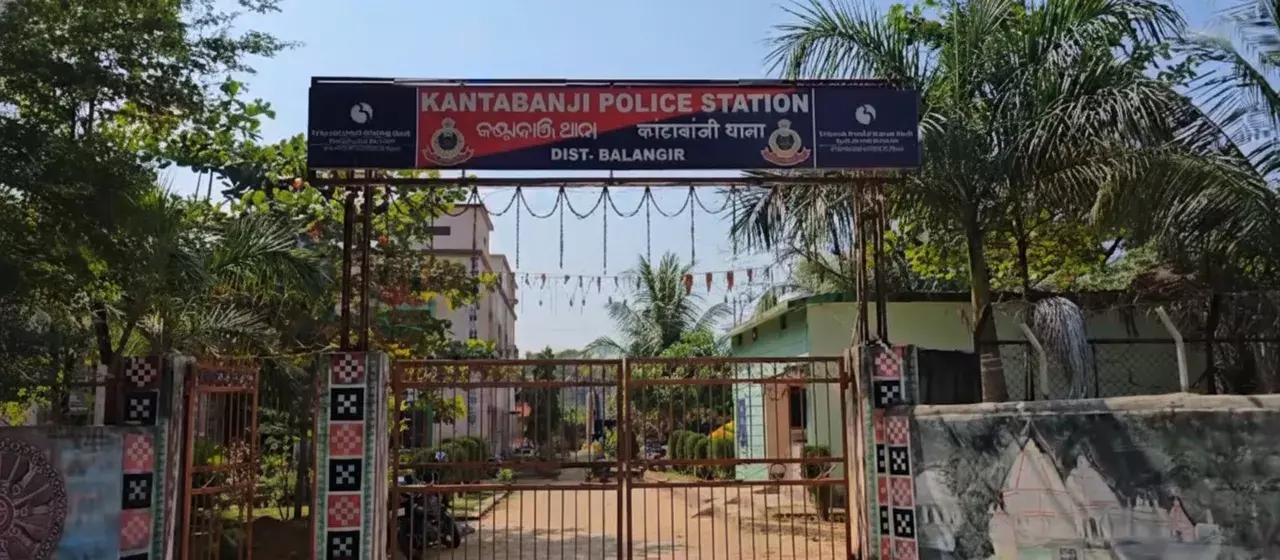 Bolangir में जुआ रैकेट का भंडाफोड़: पुलिस ने 11 लोगों को गिरफ्तार किया, कैश और गाड़ियां जब्त कीं Bolangir में जुआ रैकेट का भंडाफोड़: पुलिस ने 11 लोगों को गिरफ्तार किया, कैश और गाड़ियां जब्त कीं