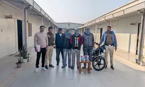 स्वरूप नगर में बैंक से बुजुर्ग से 3.5 लाख लूटे, तीन गिरफ्तार