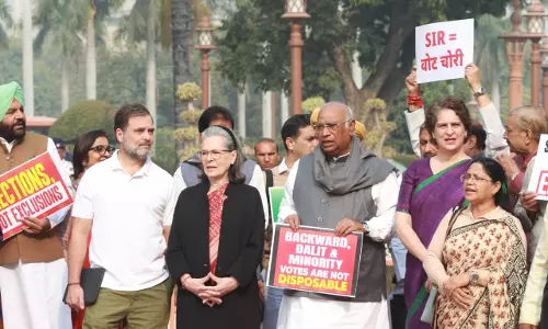 SIR को लेकर संसद परिसर में विपक्ष का हंगामा, कांग्रेस नेतृत्व ने जताई नाराज़गी