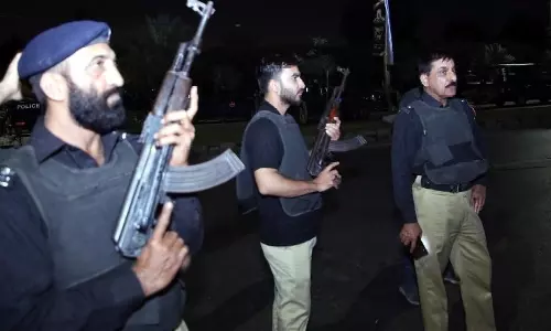 Pakistan : हमलावरों ने पुलिस काफिले को बनाया निशाना, मौतों की खबर