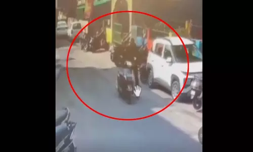 कभी भी कहीं भी मौत आ सकती है! स्कूटी बनवाने जा रहे युवक की मौत का लाइव VIDEO कभी भी कहीं भी मौत आ सकती है! स्कूटी बनवाने जा रहे युवक की मौत का लाइव VIDEO