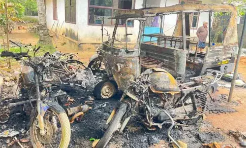 BJP कार्यकर्ता के घर पर खड़ी गाड़ियों में आग लगा दी गई