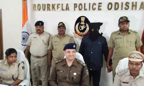 Rourkela पुलिस ने कुख्यात अपराधी को गिरफ्तार किया, 35 तलवारों समेत हथियार जब्त Rourkela पुलिस ने कुख्यात अपराधी को गिरफ्तार किया, 35 तलवारों समेत हथियार जब्त