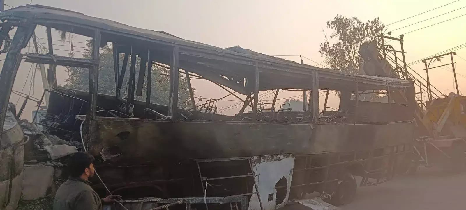 Balrampur: सड़क हादसे में बस बनी आग का गोला, 24 घायल