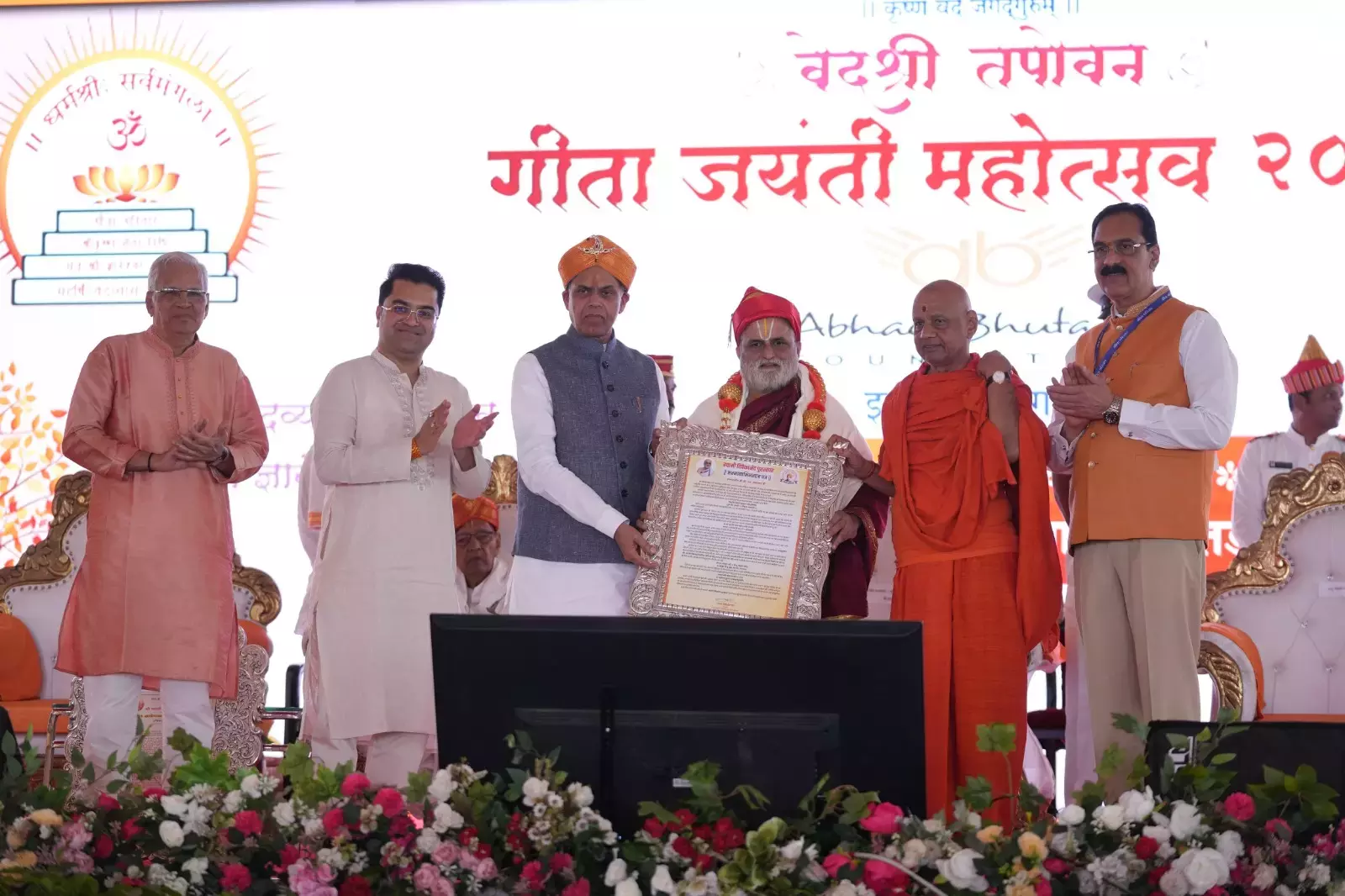 Chilkur मुनिवाहन उत्सव को लोकप्रिय बनाने के लिए चिलकुर रंगराजन को विवेकानंद पुरस्कार मिला Chilkur मुनिवाहन उत्सव को लोकप्रिय बनाने के लिए चिलकुर रंगराजन को विवेकानंद पुरस्कार मिला