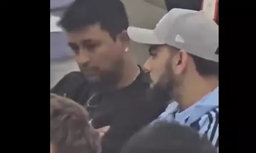 विराट कोहली और सेलेक्टर के बीच हो रही बातचीत का वीडियो वायरल विराट कोहली और सेलेक्टर के बीच हो रही बातचीत का वीडियो वायरल