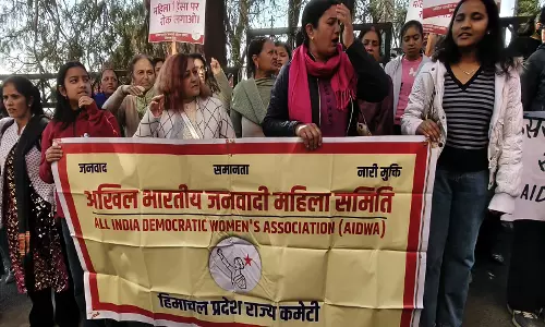 नाबालिग से यौन उत्पीड़न के आरोपों पर महिलाओं ने शिमला में BJP MLA हंस राज के इस्तीफे की मांग की नाबालिग से यौन उत्पीड़न के आरोपों पर महिलाओं ने शिमला में BJP MLA हंस राज के इस्तीफे की मांग की